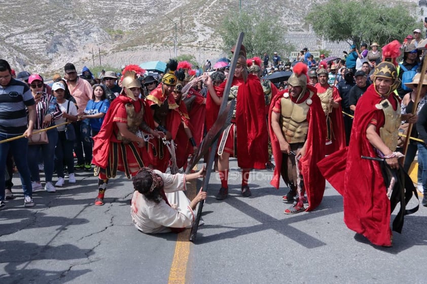 Viven el viacrucis en Torreón