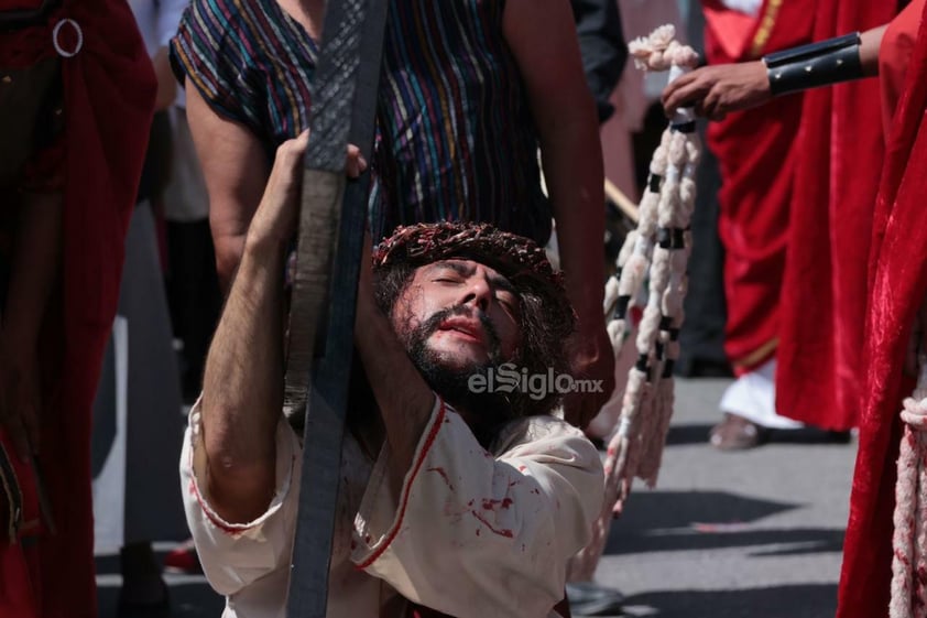 Viven el viacrucis en Torreón