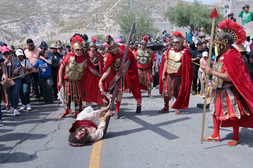 Viven el viacrucis en Torreón