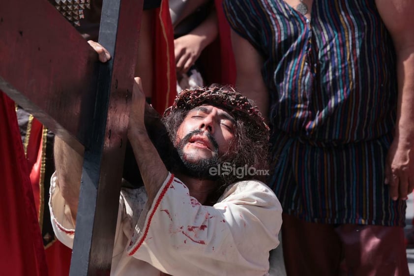 Viven el viacrucis en Torreón