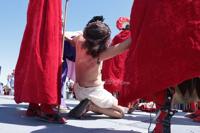 Viven el viacrucis en Torreón