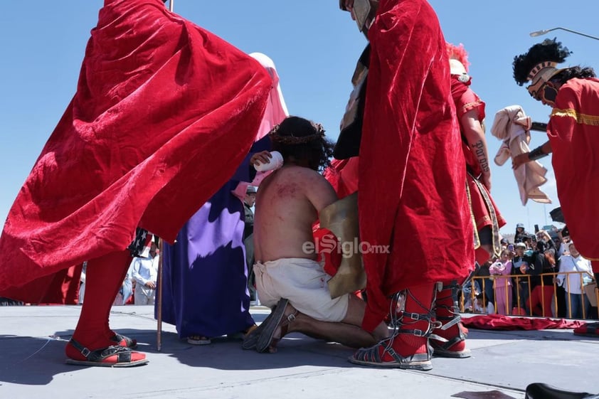 Viven el viacrucis en Torreón