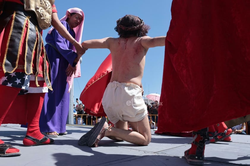 Viven el viacrucis en Torreón