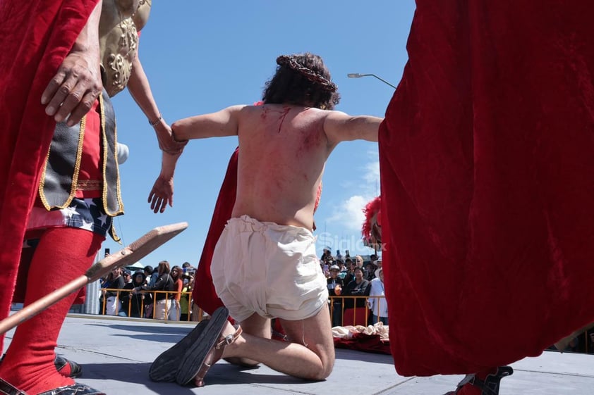 Viven el viacrucis en Torreón