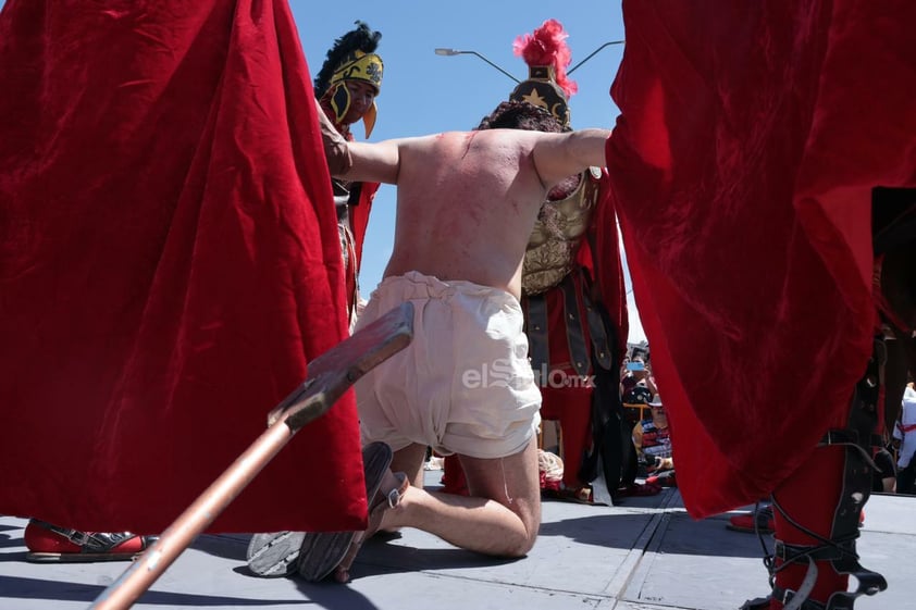 Viven el viacrucis en Torreón