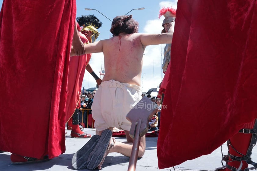 Viven el viacrucis en Torreón