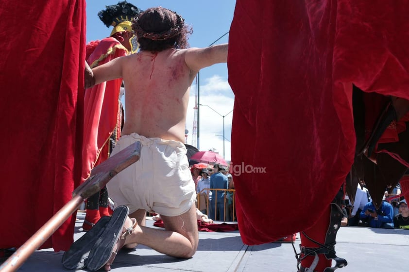 Viven el viacrucis en Torreón