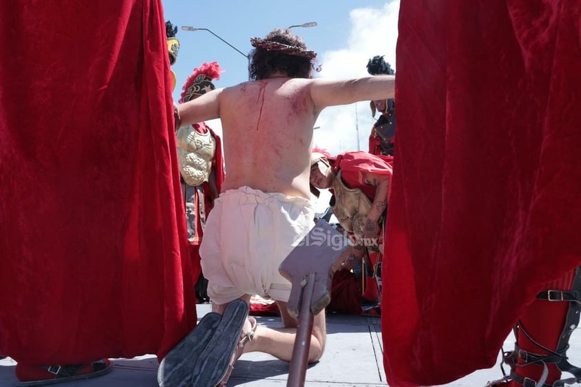 Viven el viacrucis en Torreón