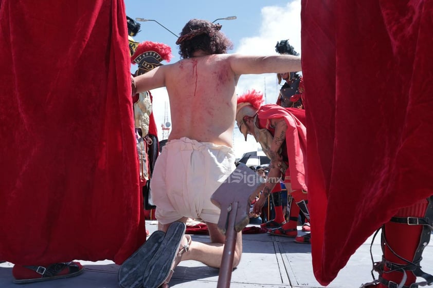 Viven el viacrucis en Torreón