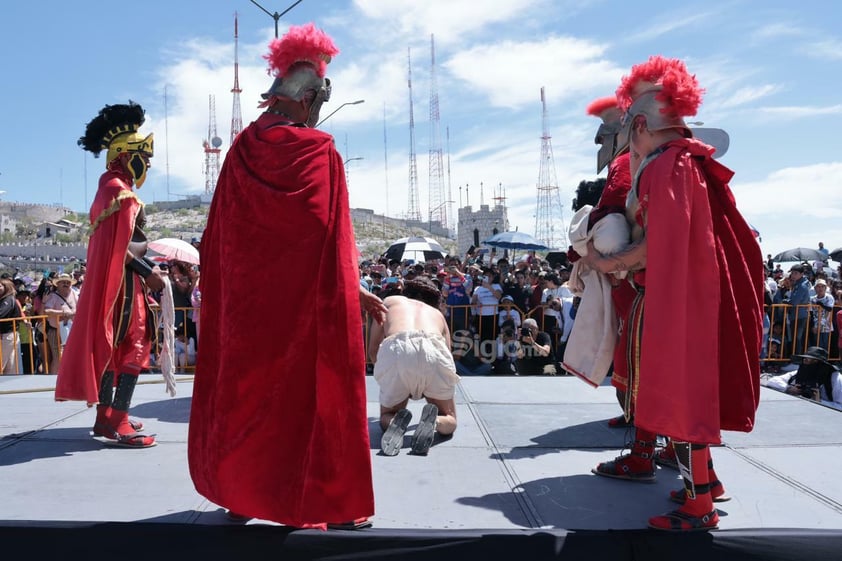 Viven el viacrucis en Torreón