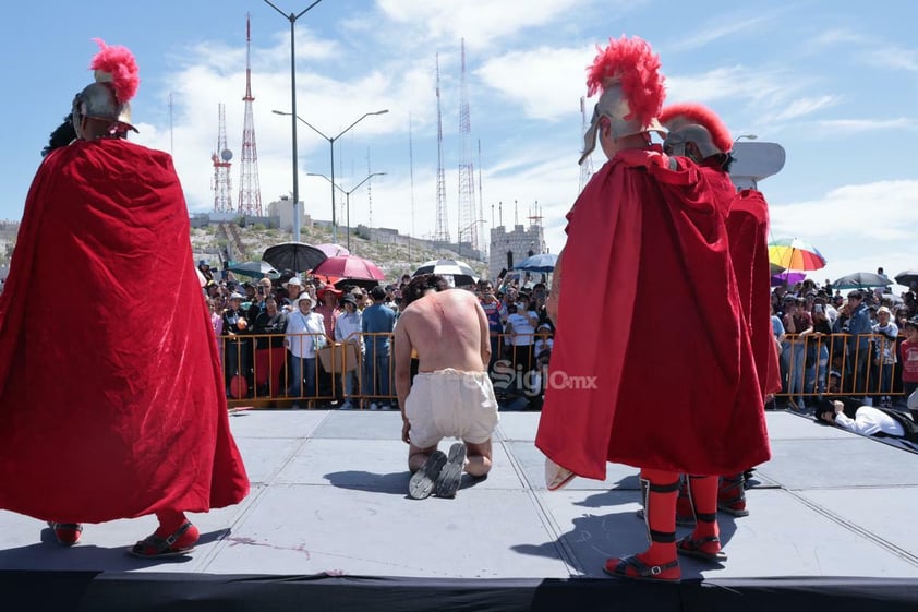 Viven el viacrucis en Torreón