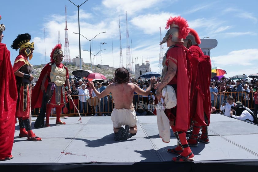 Viven el viacrucis en Torreón