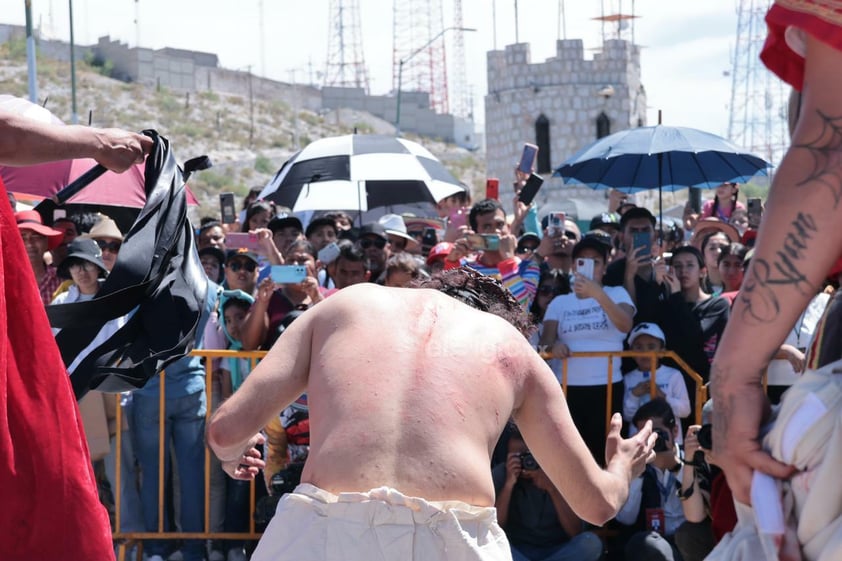 Viven el viacrucis en Torreón