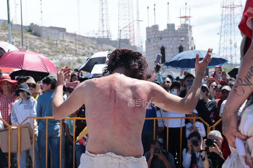 Viven el viacrucis en Torreón