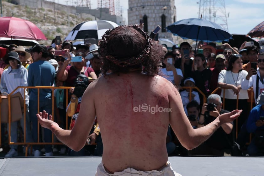 Viven el viacrucis en Torreón