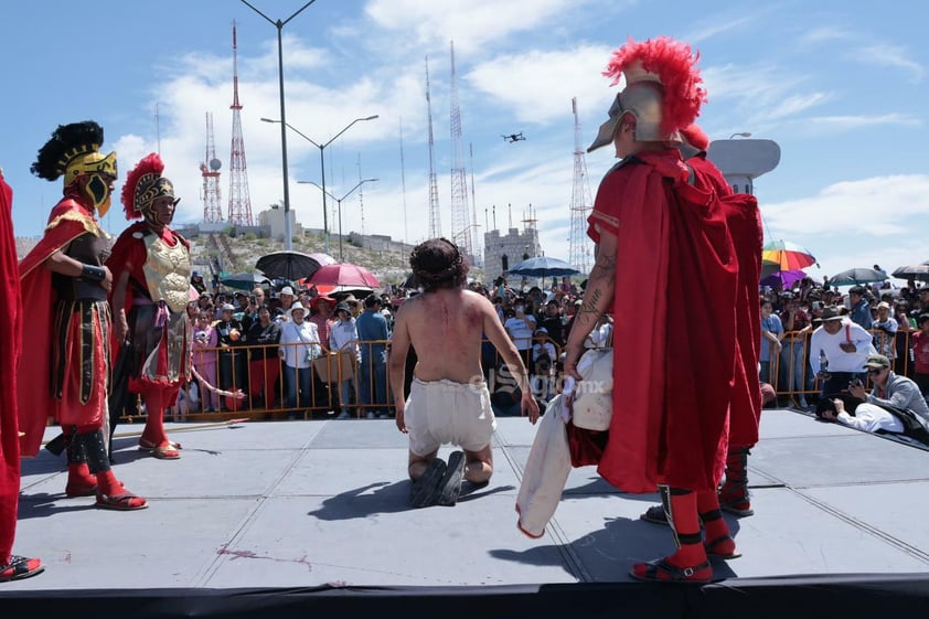 Viven el viacrucis en Torreón