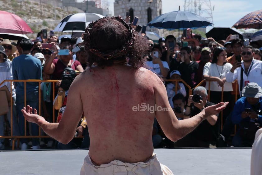 Viven el viacrucis en Torreón