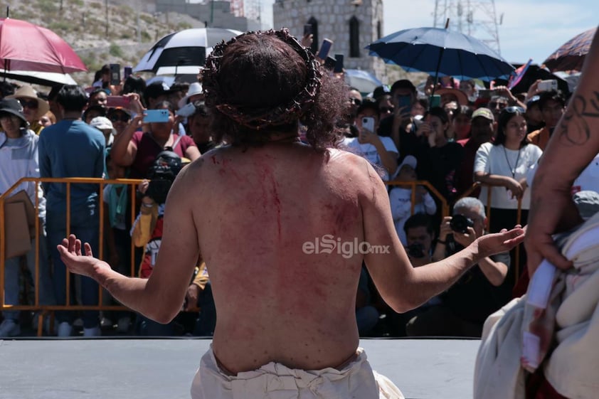 Viven el viacrucis en Torreón