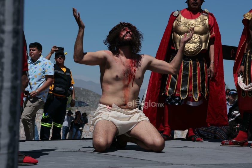 Viven el viacrucis en Torreón