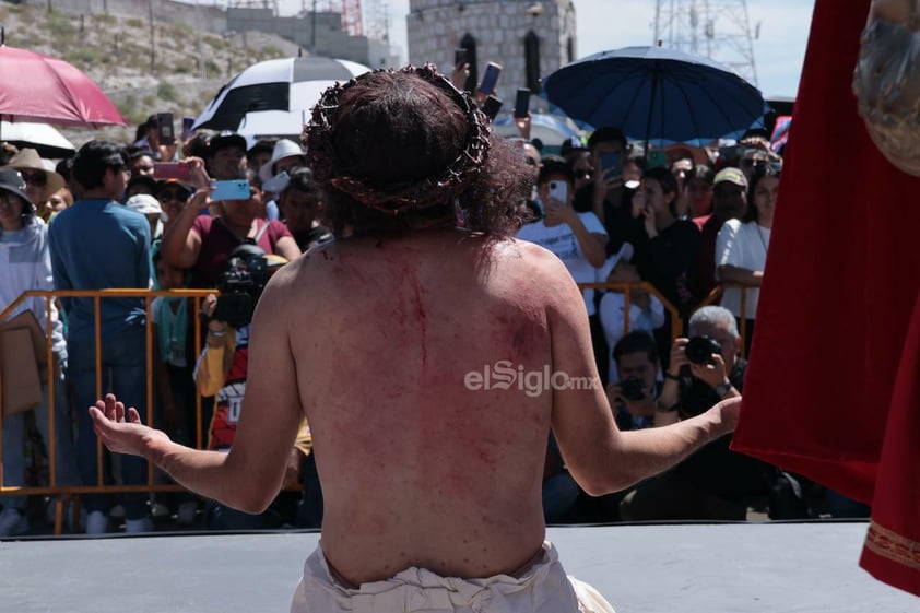 Viven el viacrucis en Torreón