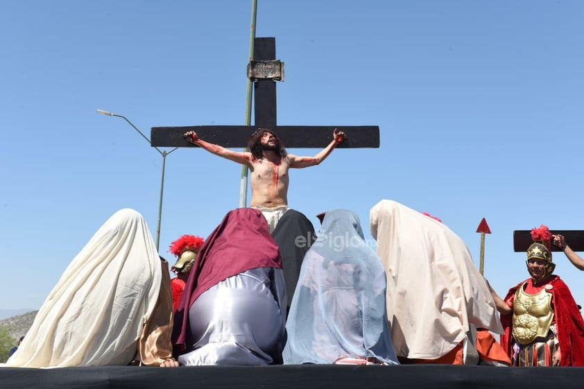 Viven el viacrucis en Torreón