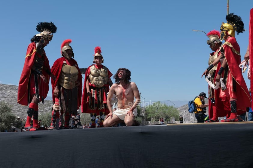 Viven el viacrucis en Torreón