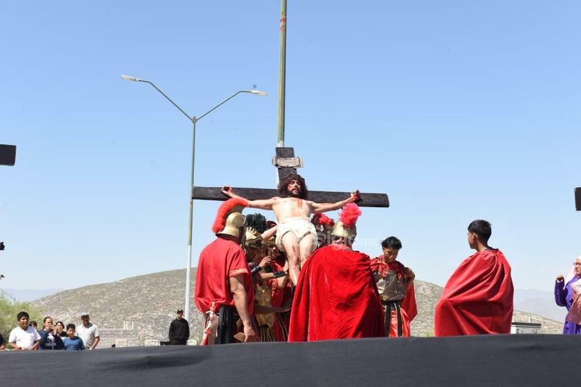 Viven el viacrucis en Torreón