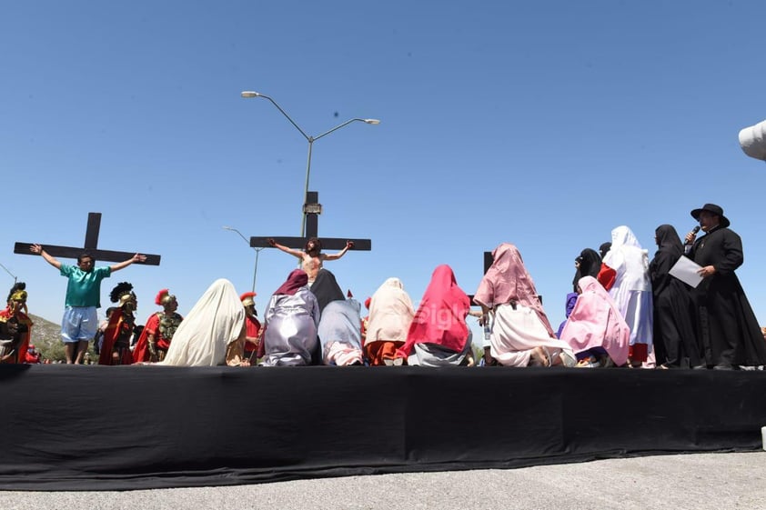 Viven el viacrucis en Torreón