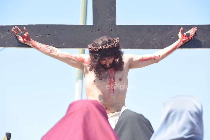 Viven el viacrucis en Torreón