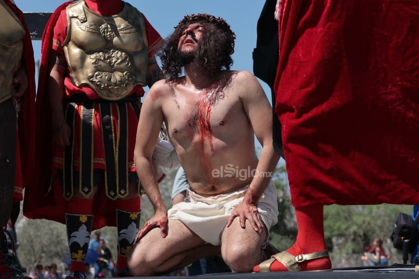 Viven el viacrucis en Torreón