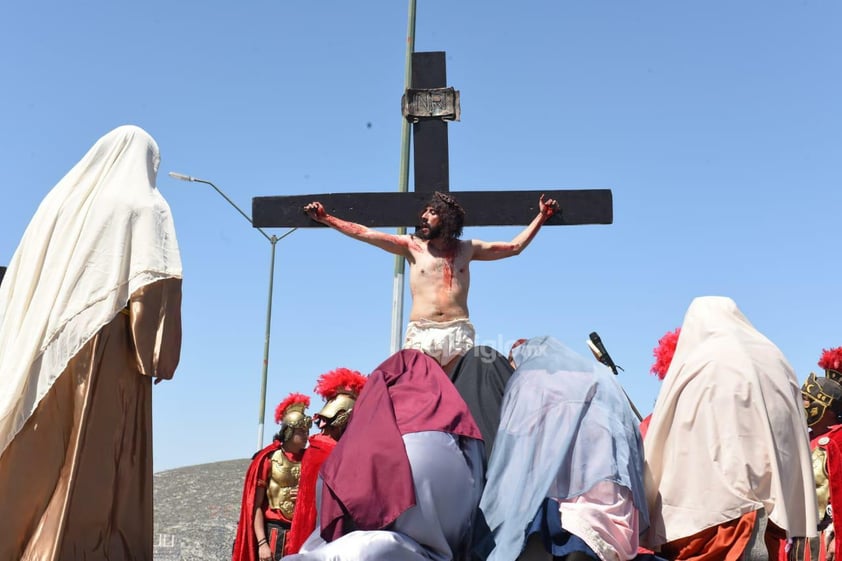 Viven el viacrucis en Torreón