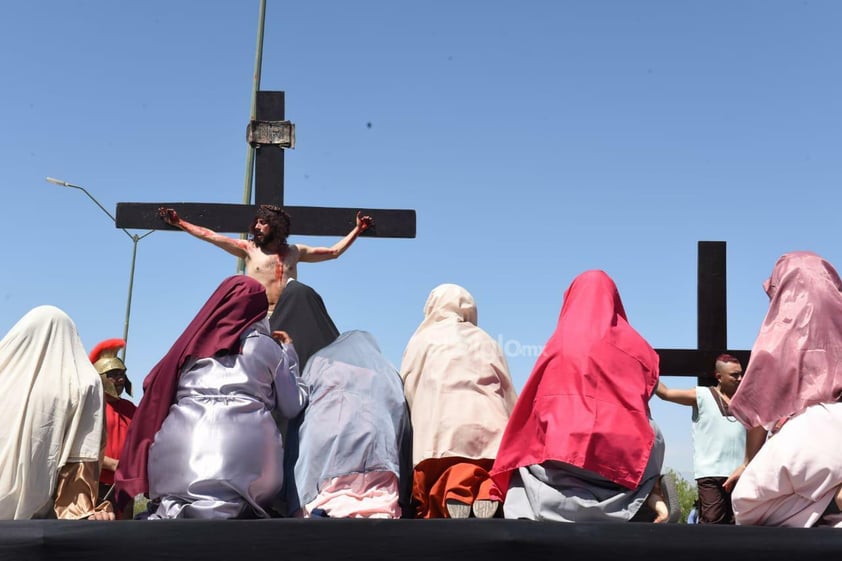 Viven el viacrucis en Torreón