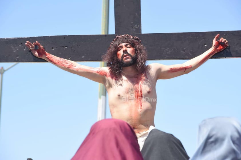 Viven el viacrucis en Torreón