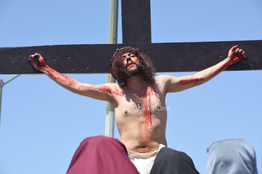 Viven el viacrucis en Torreón