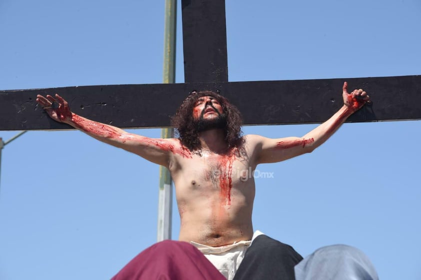 Viven el viacrucis en Torreón