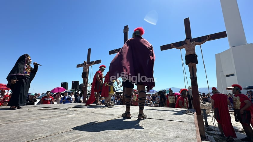 Bajo un fuerte sol, Monclova vive la pasión de Cristo en el Viacrucis