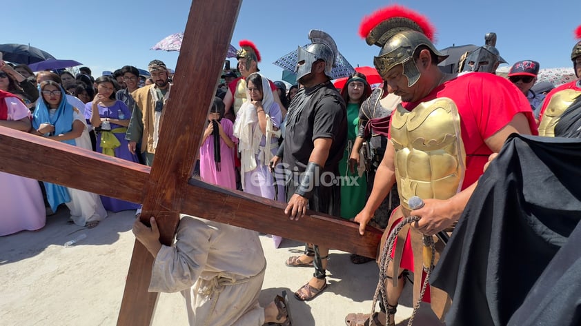 Bajo un fuerte sol, Monclova vive la pasión de Cristo en el Viacrucis