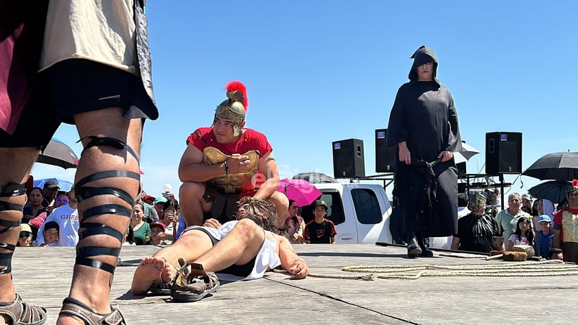 Bajo un fuerte sol, Monclova vive la pasión de Cristo en el Viacrucis