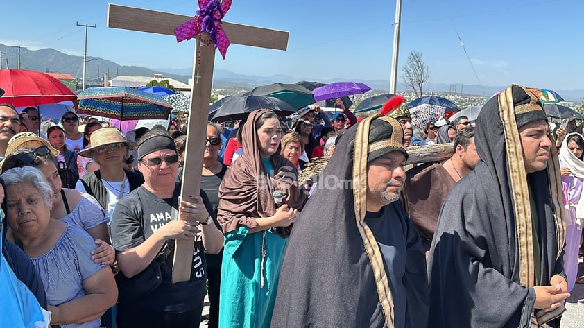 Bajo un fuerte sol, Monclova vive la pasión de Cristo en el Viacrucis