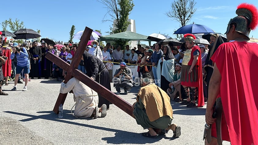 Bajo un fuerte sol, Monclova vive la pasión de Cristo en el Viacrucis