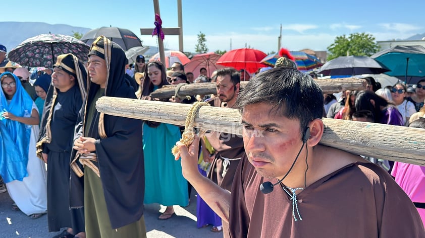 Bajo un fuerte sol, Monclova vive la pasión de Cristo en el Viacrucis