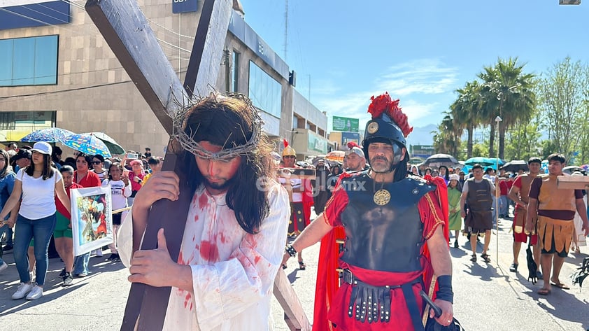 Bajo un fuerte sol, Monclova vive la pasión de Cristo en el Viacrucis