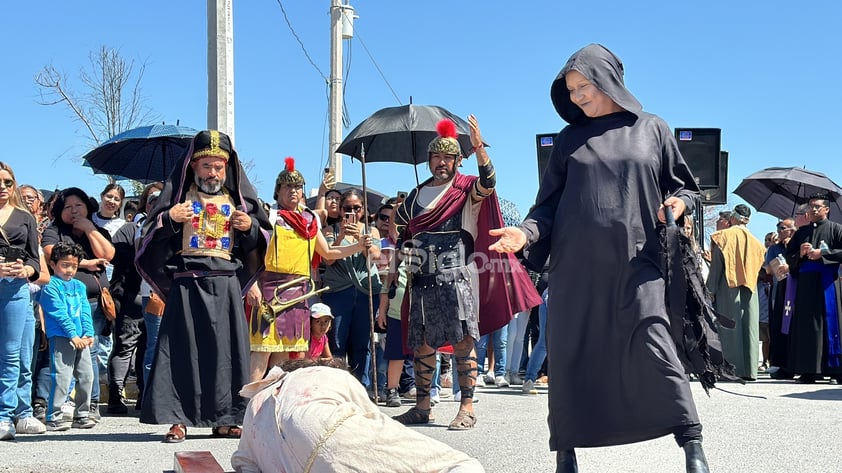 Bajo un fuerte sol, Monclova vive la pasión de Cristo en el Viacrucis