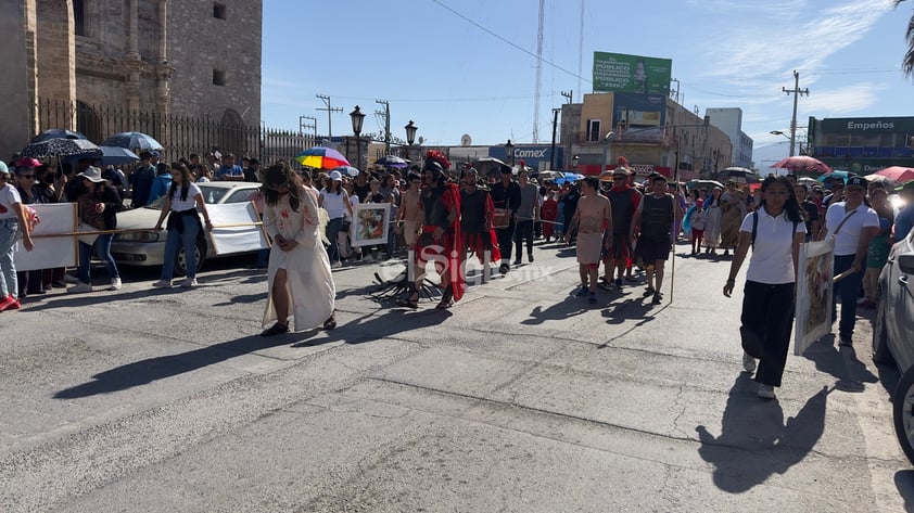 Bajo un fuerte sol, Monclova vive la pasión de Cristo en el Viacrucis