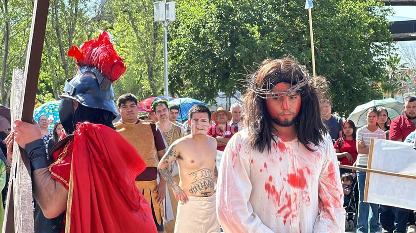 Bajo un fuerte sol, Monclova vive la pasión de Cristo en el Viacrucis