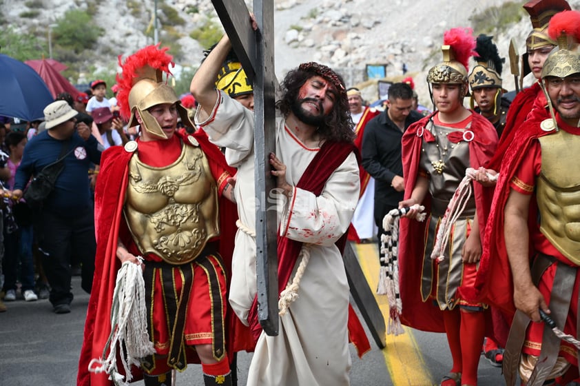 Viven el viacrucis en Torreón