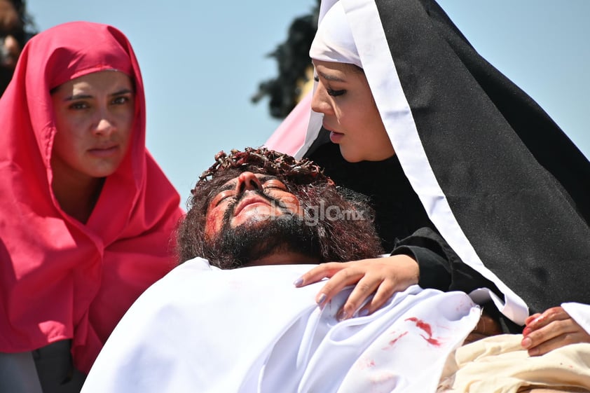 Viven el viacrucis en Torreón