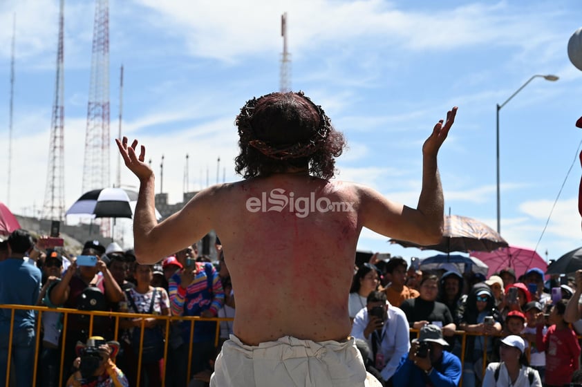 Viven el viacrucis en Torreón