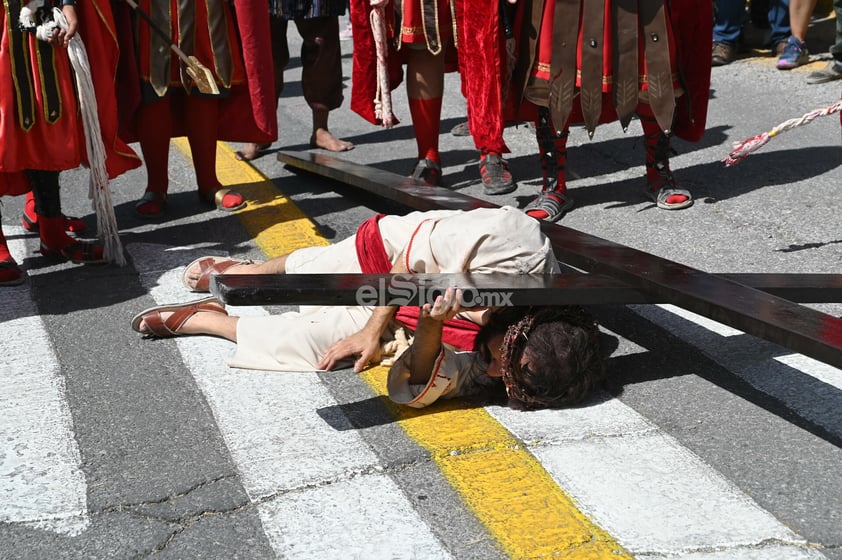 Viven el viacrucis en Torreón