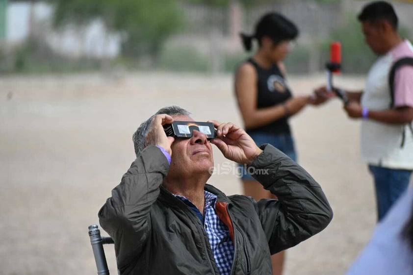 Disfrutan del eclipse desde Dolores Hidalgo, Nazas